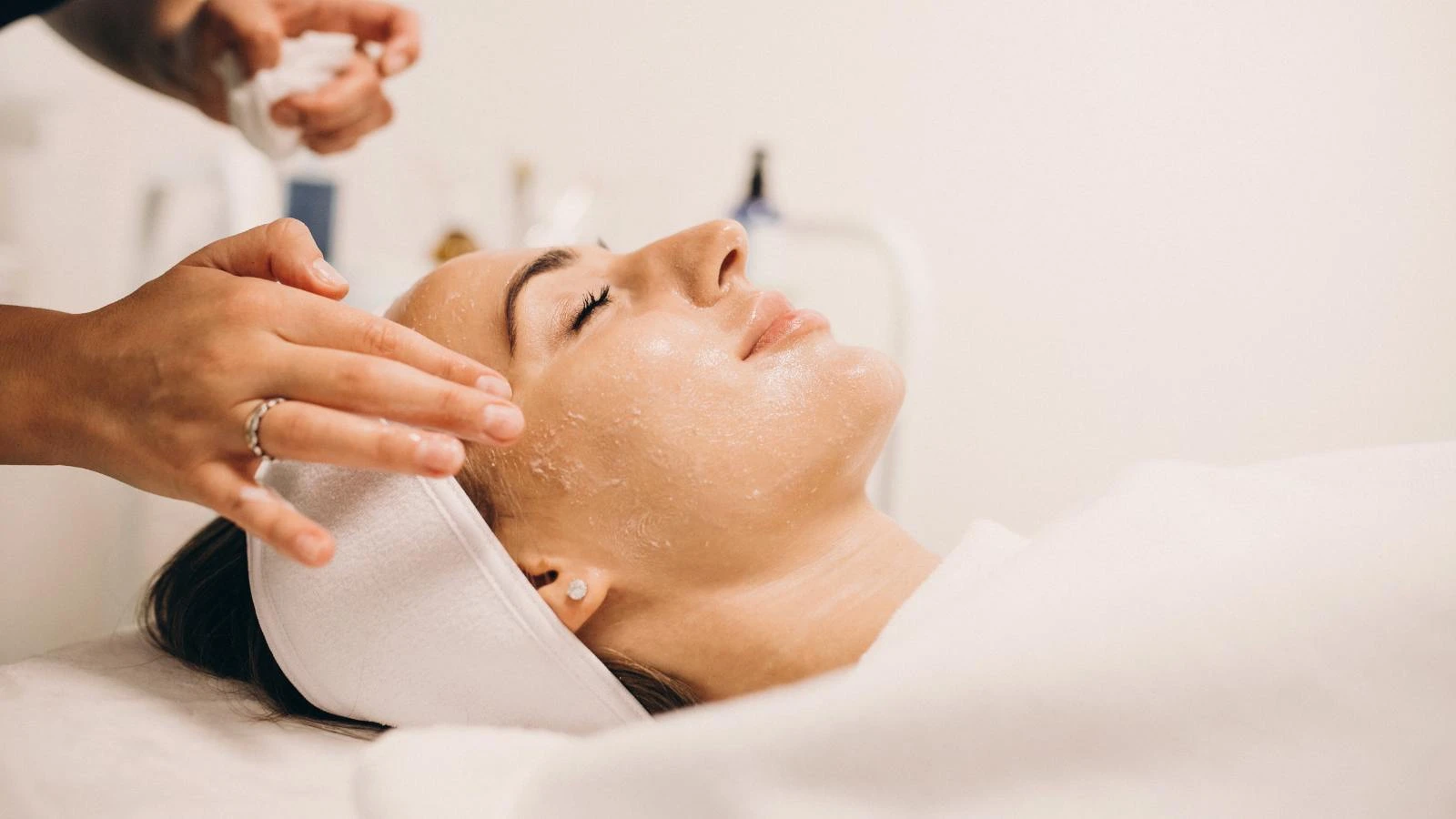 chica haciéndose un tratamiento antimanchas para el sol
