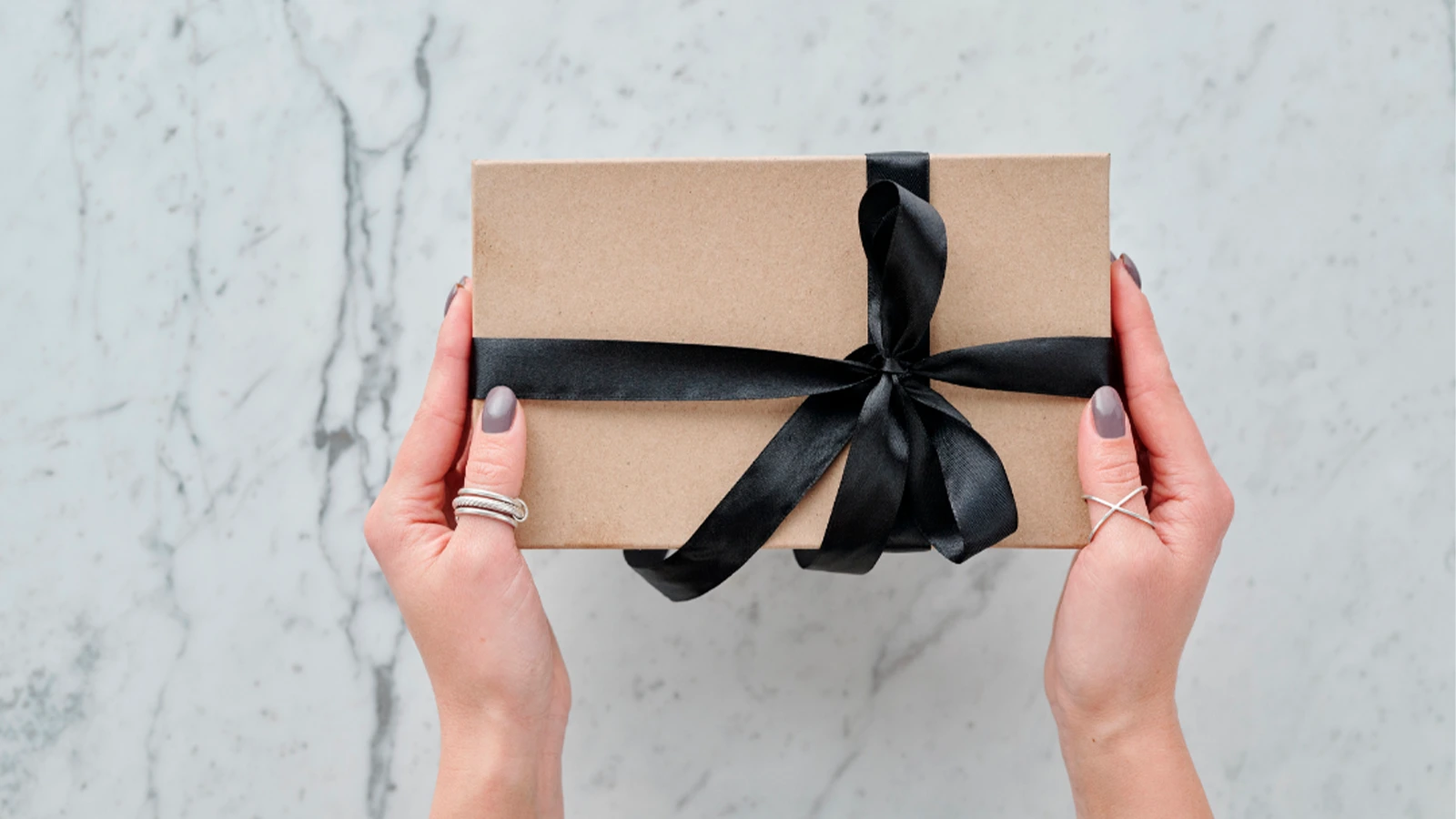 chica sosteniendo un regalo